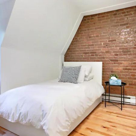Golden Cross // Typical Old Quebec Appartement Екстер'єр фото