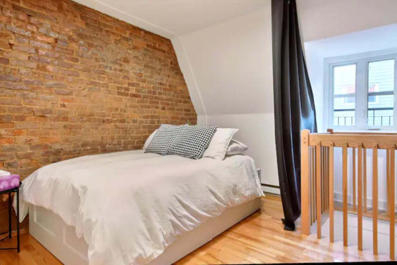 Golden Cross // Typical Old Quebec Appartement Екстер'єр фото